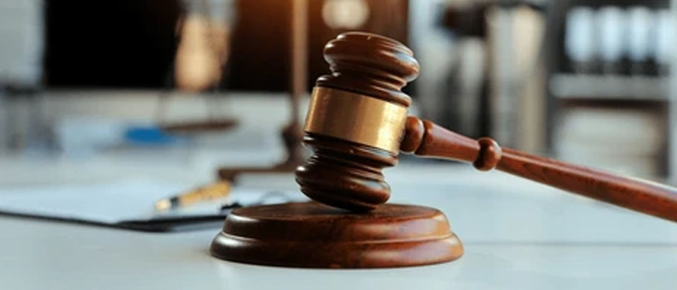 Hombre pagará multa y tendrá que ir a terapia por insultar a una mujer y orinar su moto 