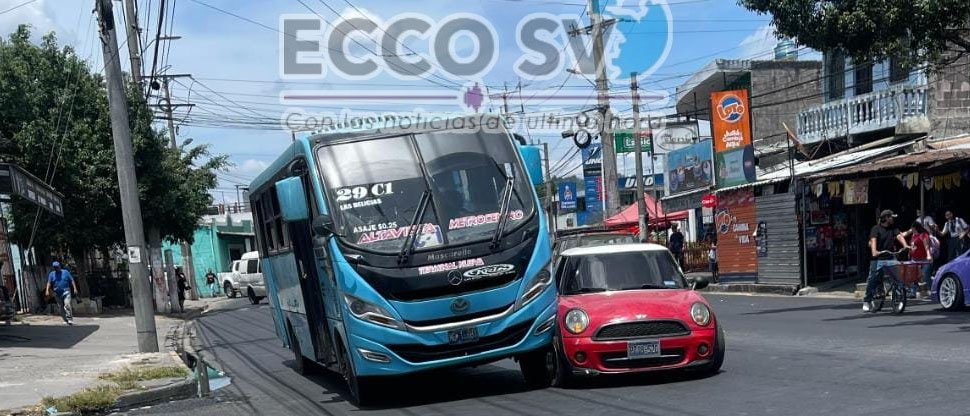 Microbús de la ruta 29-C1 choca contra Mini Cooper en el bulevar San Bartolo