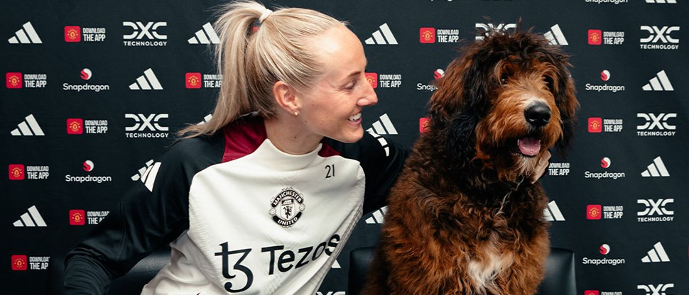 Futbolista del Man U se viraliza por firmar su renovación con el club junto a su perro