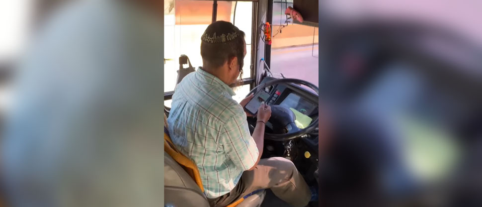 Denuncian a motorista de bus de la ruta 252 por manipular el teléfono al conducir