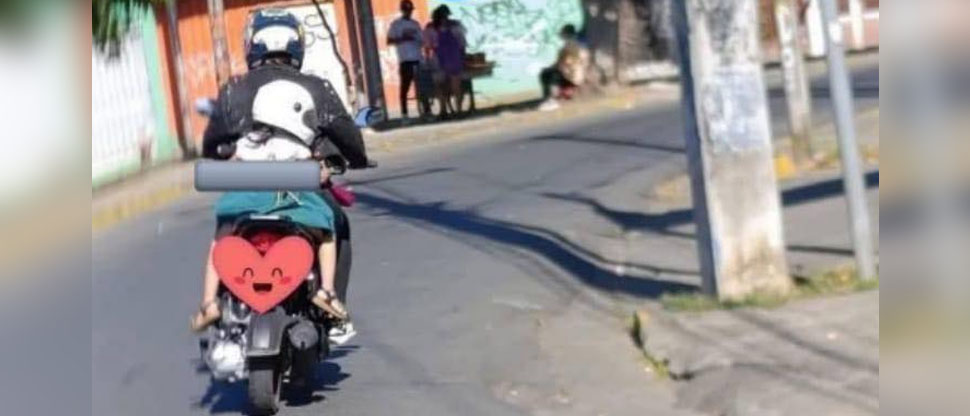 Motociclista es viral por la forma en que aseguró que su hija no se fuera a caer