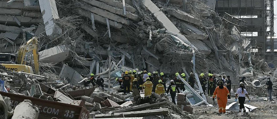 Captan agónica imagen de obrero atrapado en torre colapsada tras terremoto en Tailandia