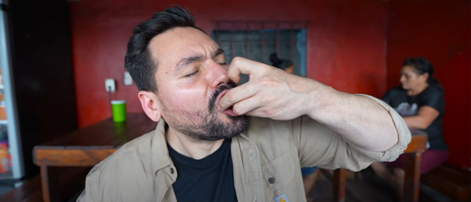 Famoso creador de contenido se deja atrapar por los sabores de las pupusas