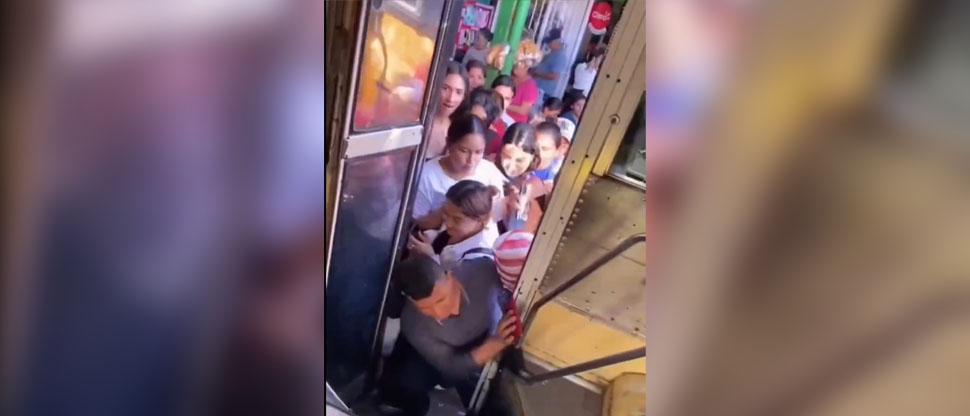 Viralizan feroz momento cuando los pasajeros forcejean por subirse al bus