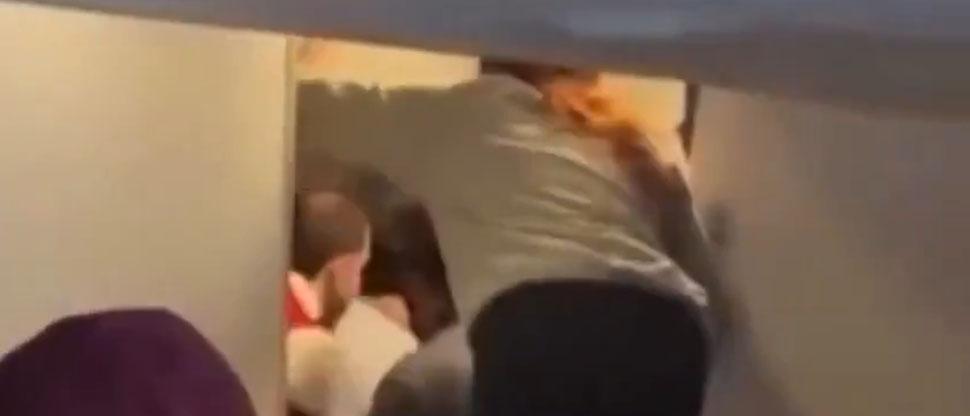 PÁNICO EN EL AIRE: pasajero intenta abrir compuerta en pleno vuelo
