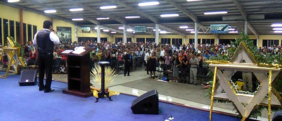 Acusan a pastor evangélico de serle infiel a su esposa y exhiben supuestas pruebas del engaño