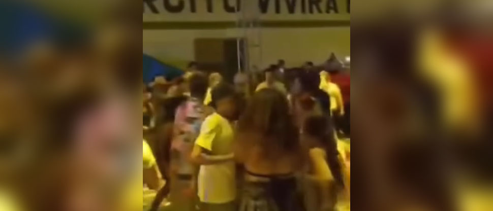 Jovencitas convierten calles de Sensuntepeque en un ring de boxeo durante carnaval