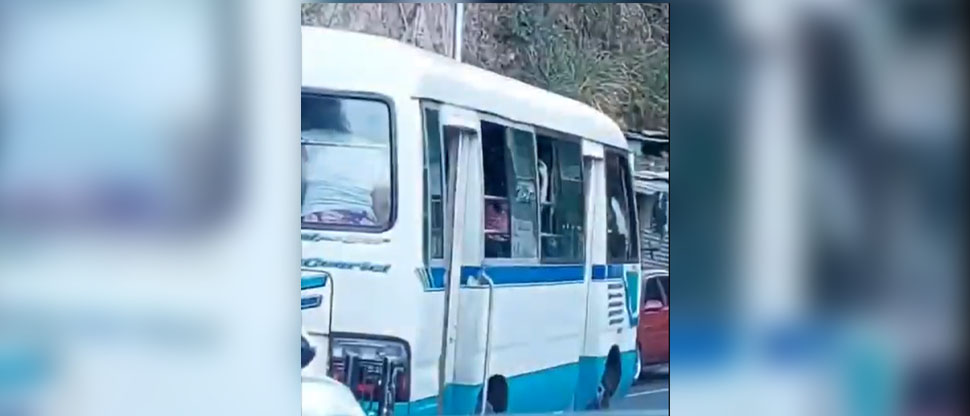 Pasajeros de microbús de la ruta 11-C se agarran a golpes dentro del vehículo