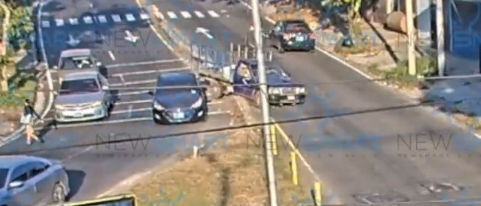 Pick up queda empotrado en separadores de carril por intentar hacer un giro prohibido