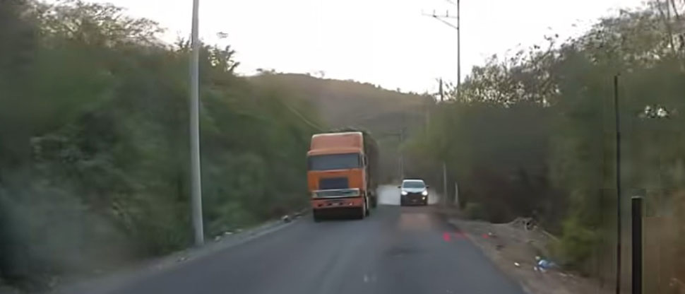 Captan instante cuando pick up casi choca frontalmente con otro carro por invadir carril