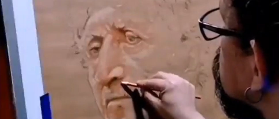 Artista salvadoreño crea impresionante regalo por el cumpleaños número 67 del Mágico González