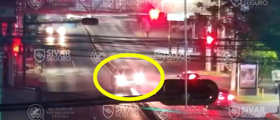 Este es el instante cuando conductor ebrio se sube a separador de carril en el Paseo Escalón