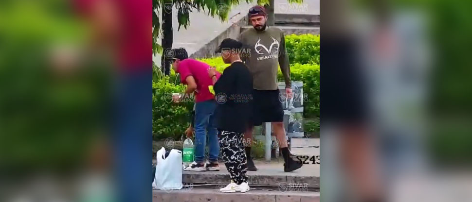 Sancionan a “bolos” que consumían licor en la plaza Divino Salvador del Mundo