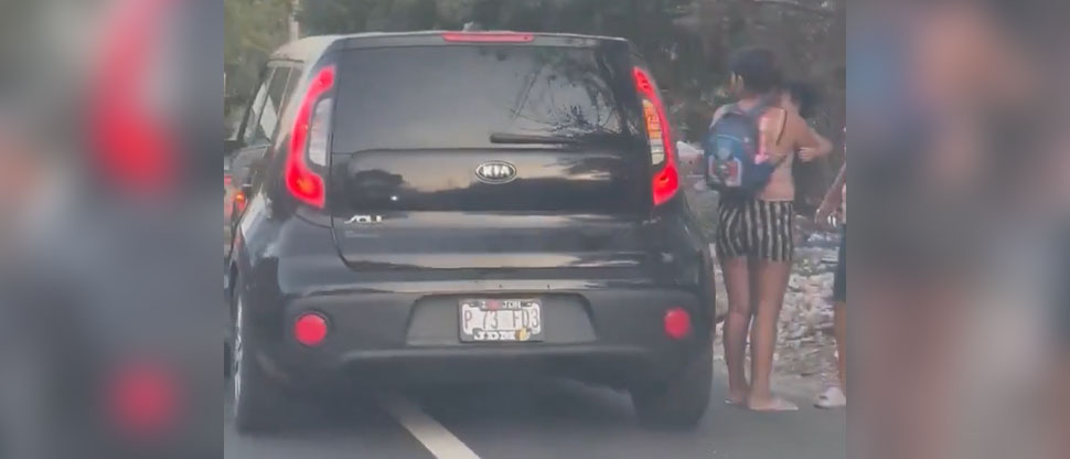 Sancionan a conductor de Kia Soul que casi atropella a una madre y sus hijos por hacer tercer carril