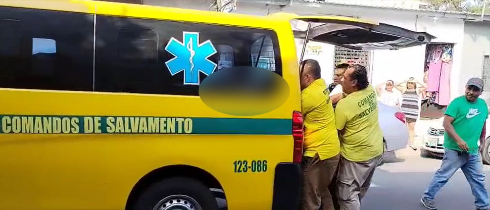 Una enfermera falleció después que conductor perdió el control de su carro y se metió a una pupusería