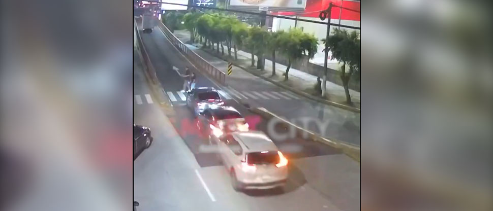 Captan instante cuando camioneta choca contra carros que cedían el paso a peatones