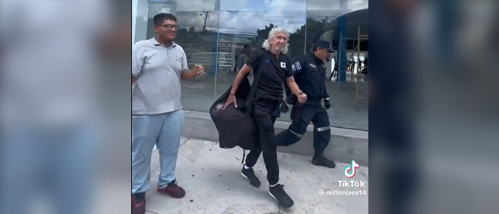 Utilero de lujo: viralizan video del “Mágico” González cargando los balones de La Selecta