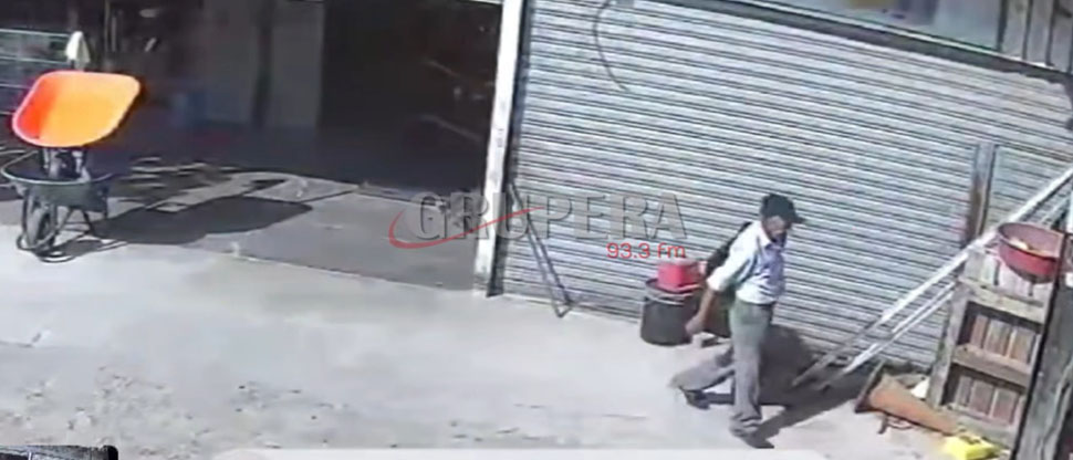 Captan a abuelito aprovechando un descuido para robar $2,000 de ferretería