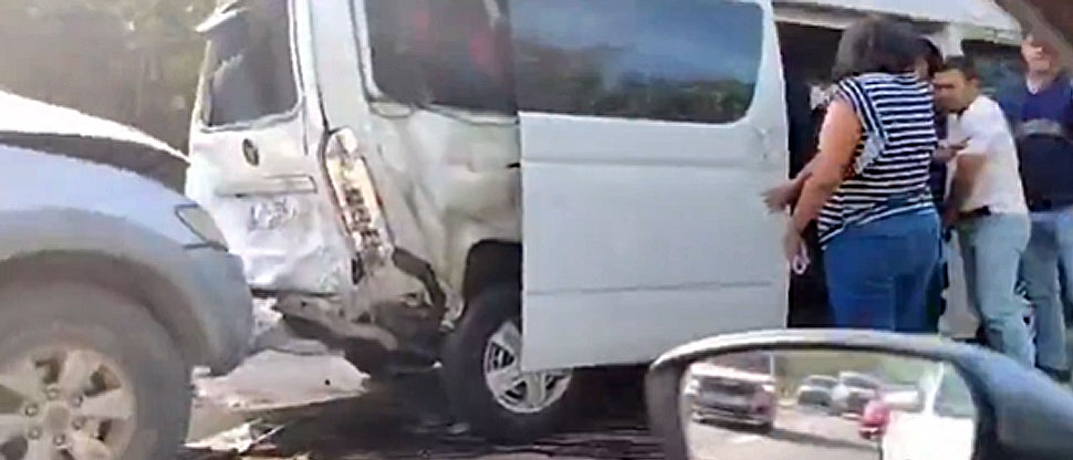 Reportan triple accidente vial en autopista a Comalapa