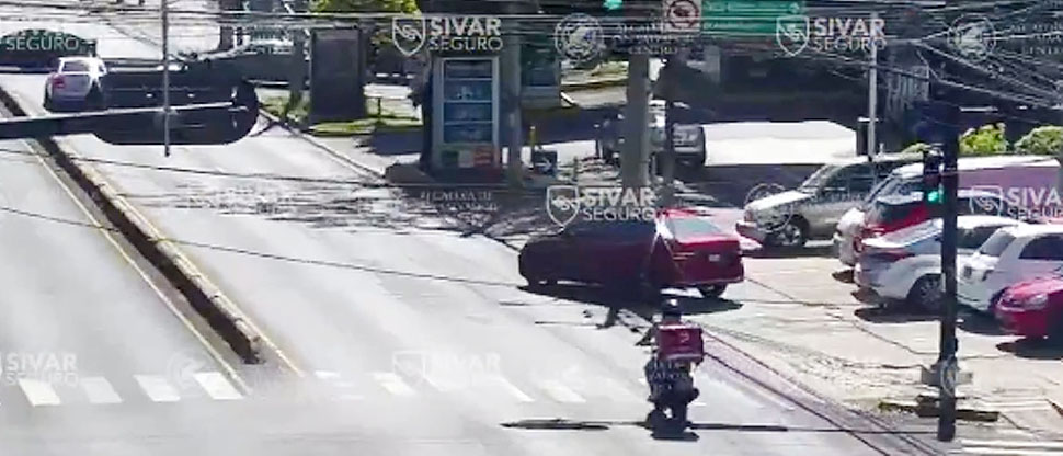 Maniobra de conductor termina en accidente en Paseo General Escalón