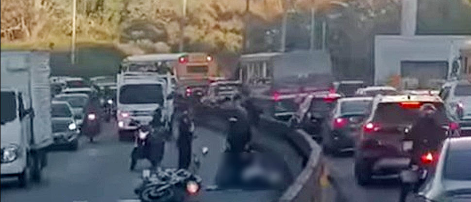 Pareja que viajaba en motocicleta se accidenta en carretera Los Chorros