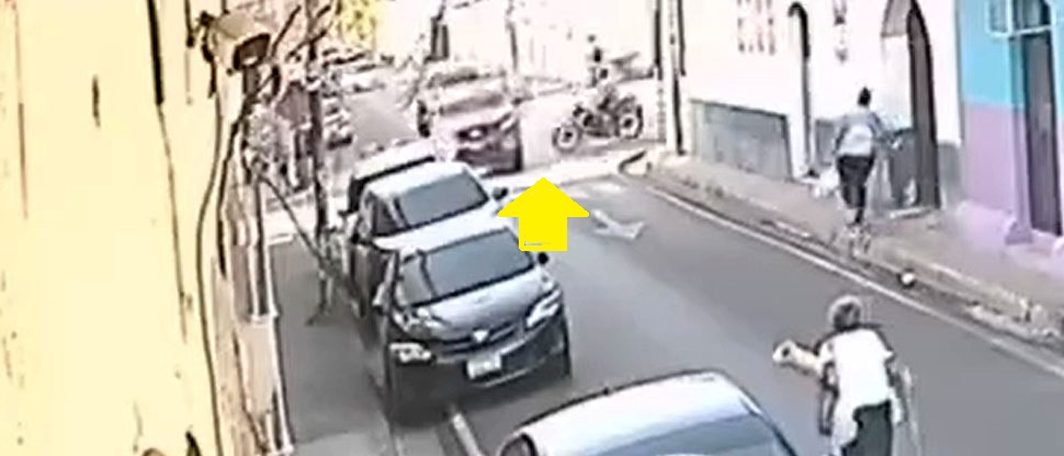 Conductor irrespeta señal de alto, provoca fuerte accidente y huye del lugar