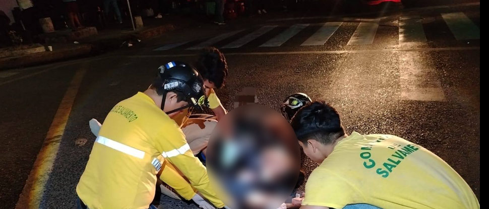 Auxilian a motociclista que quedó tendido sobre el pavimento tras ser impactado por un vehículo