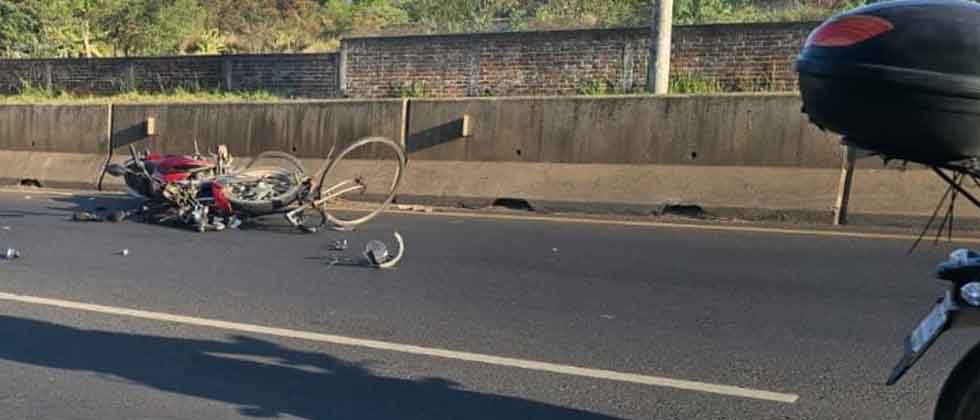 Choque entre motociclista y ciclista deja dos lesionados en Santa Ana