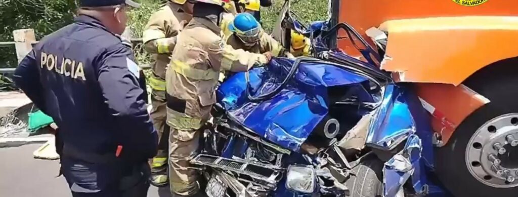 Reportan persona atrapada entre los hierros tras brutal choque en Sonsonate
