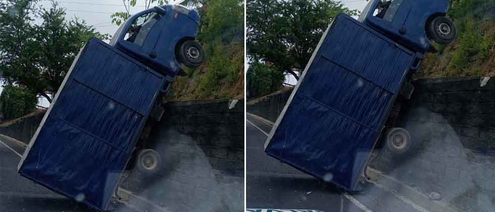 Conductor pierde el control de su camión y cae de un puente en San Martín