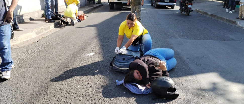 Dos lesionados deja accidente de motociclista y peatón