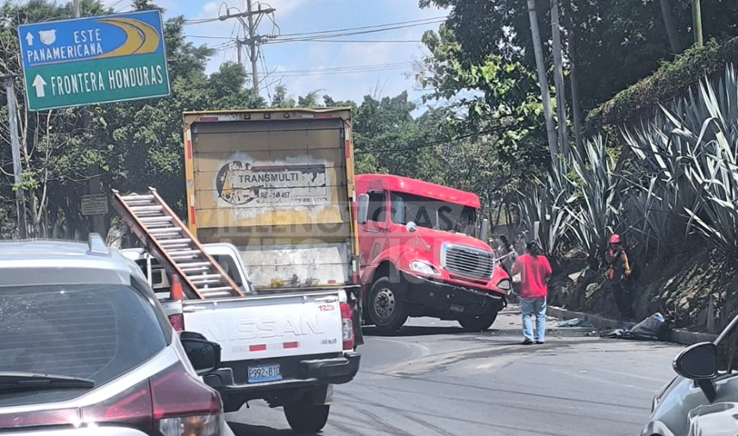 Reportan múltiple accidente sobre el redondel Corinca en Quezaltepeque, La Libertad