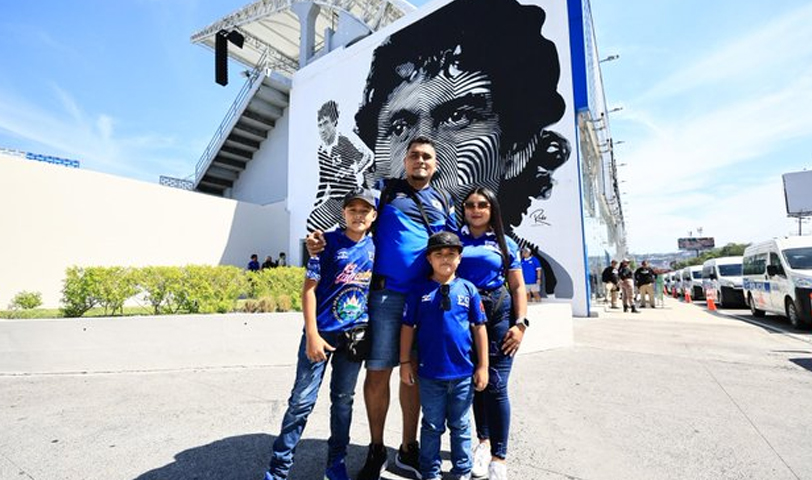 Salvadoreños acuden en familia para disfrutar del partido de la Selecta ante Pachuca