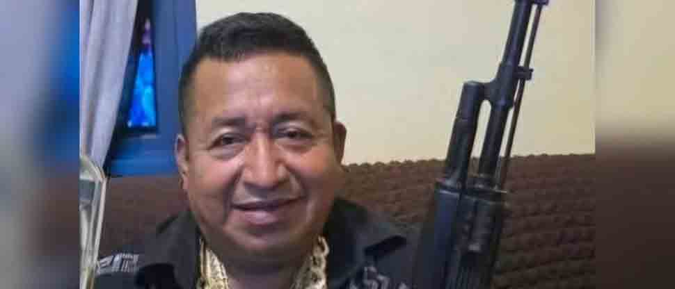 GUATEMALA: alcalde genera polémica por posar con un fusil, licor y una figura de la Santa Muerte