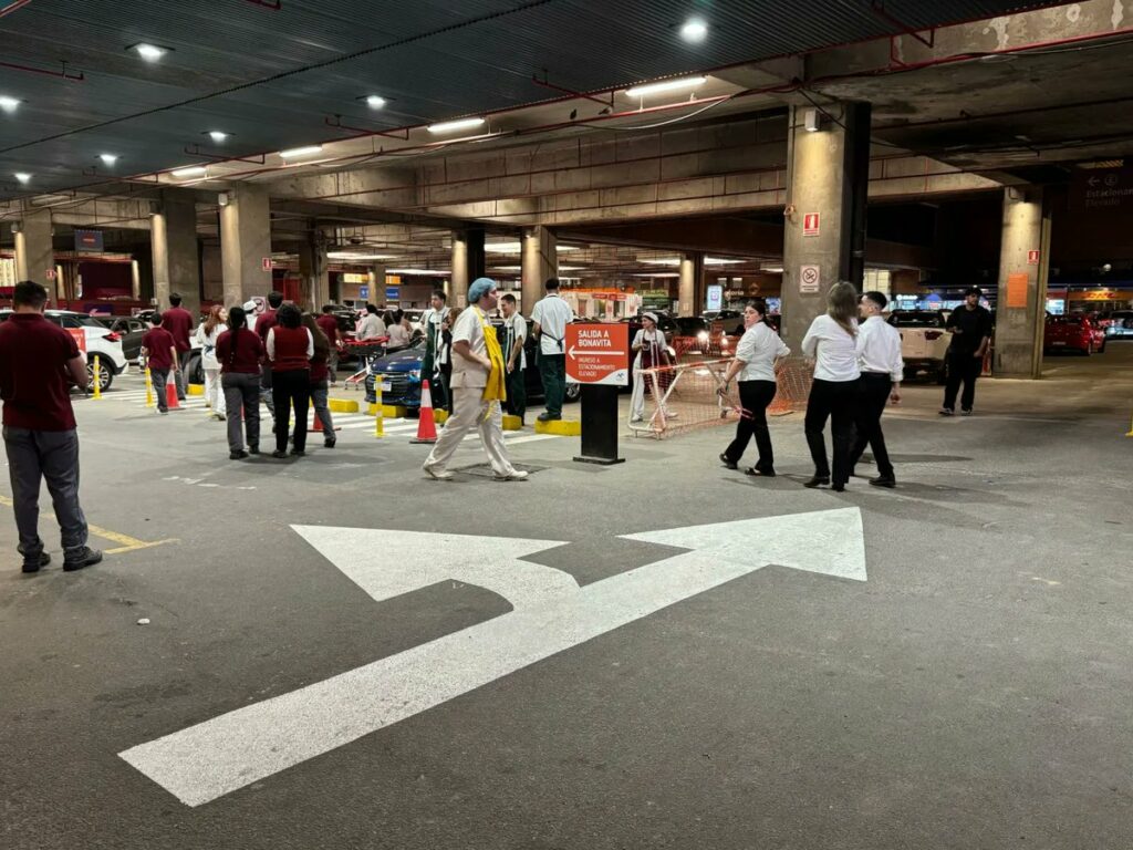 Evacuan centro comercial por segunda amenaza de bomba