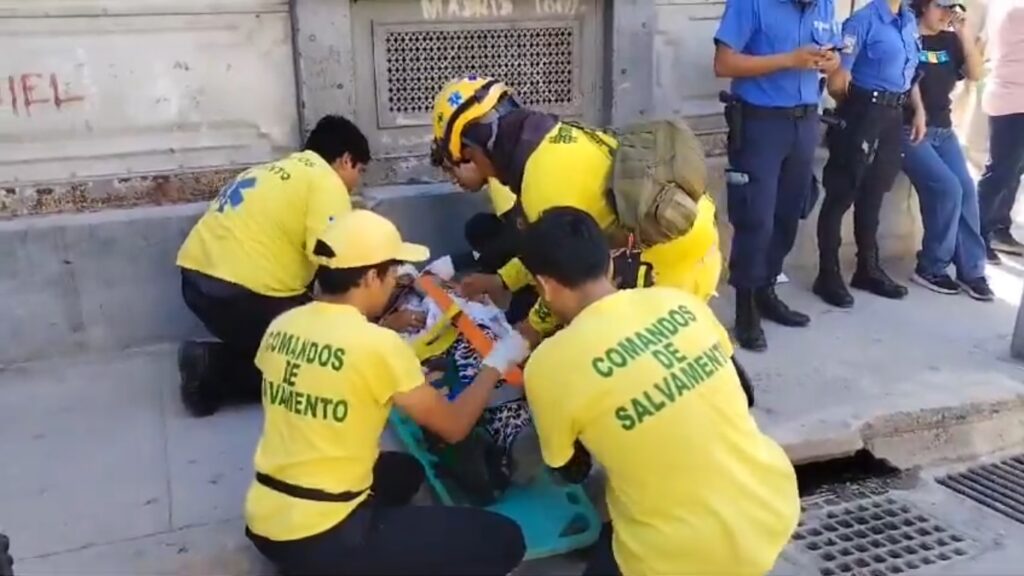 Rescatan a anciana que cayó por alcantarilla