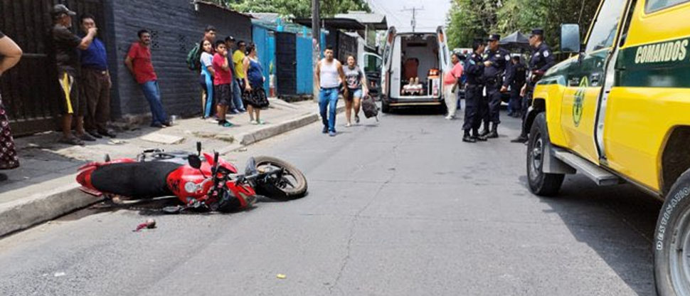 Motociclista y su acompañante sufren fuerte siniestro vial en Apopa