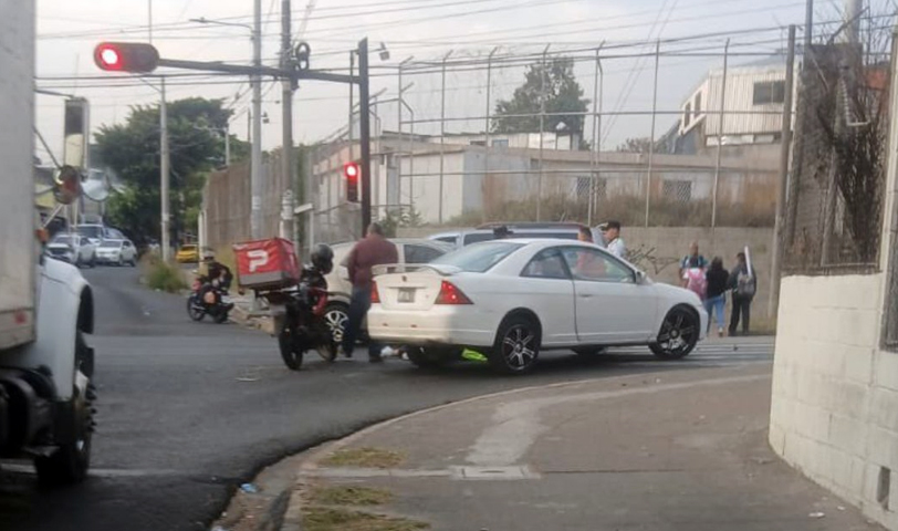 Mujer resulta gravemente lesionada tras ser arrollada por una motocicleta y un vehículo en San Salvador