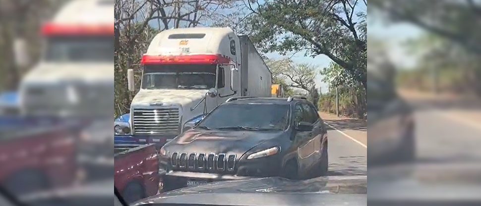 Denuncian a conductor que se aventó en sentido contrario para evitar unos segundos de tráfico