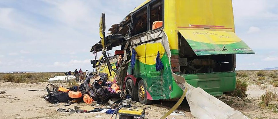 BOLIVIA: choque entre dos autobuses deja al menos 37 fallecidos