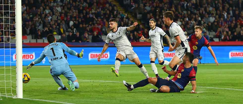 El Barcelona golea al Osasuna y es líder en solitario de La Liga