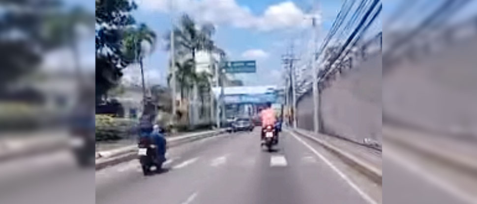 Descalzo y sin casco, así fue captado motociclista ebrio que se accidentó en Apopa