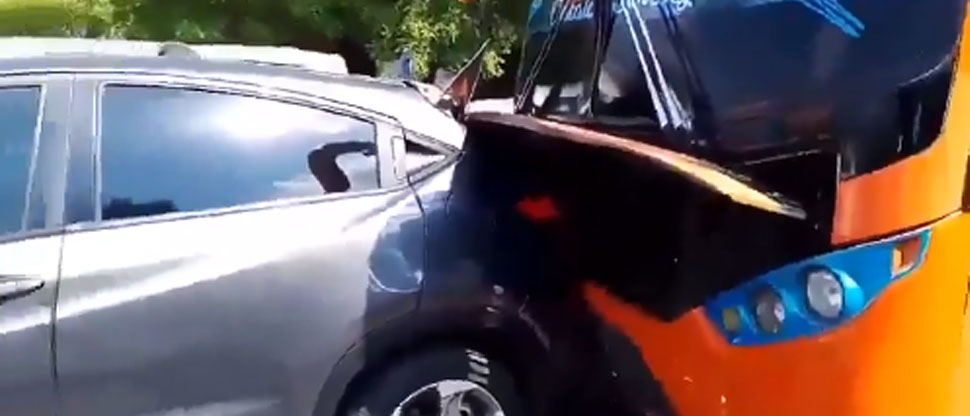 Reportan choque entre autobús del transporte colectivo y vehículo en San Miguel