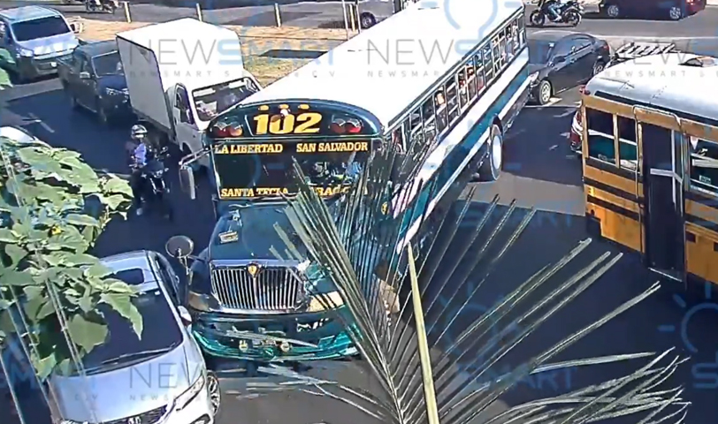 Conductor de bus comete imprudencia y provoca accidente en Santa Tecla