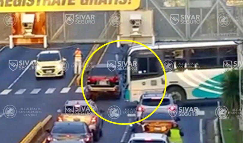 Conductor se pasa semáforo en rojo y provoca accidente en San Salvador ...
