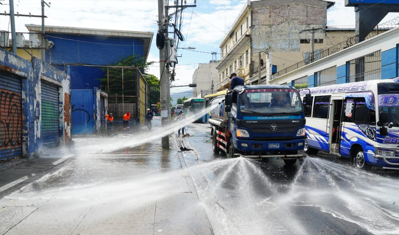 Realizan jornada de limpieza en calles recuperadas del Centro Histórico de San Salvador