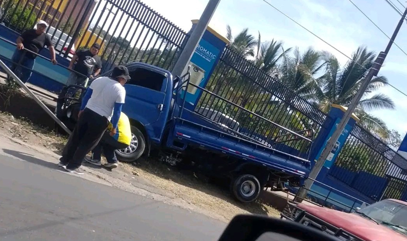 Conductor pierde el control y colisiona a un lado de la carretera en Santa Ana