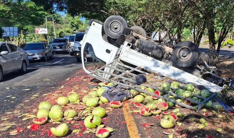 Camión que transportaba sandías vuelca en carretera Panamericana