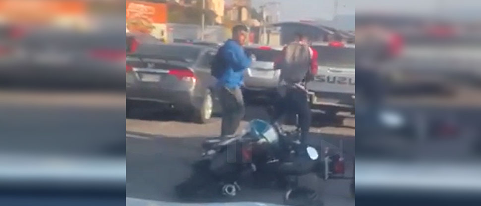 Motociclistas se agarran en plena calle para solucionar culpabilidad en accidente vial