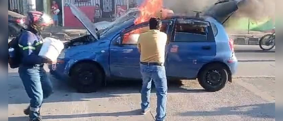 Este es el momento cuando conductores auxilian a automovilista tras incendiarse su vehículo